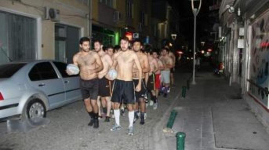 Eskişehir&rsquo;de Eksi 8 Derecede &Ccedil;ıplak Koşu