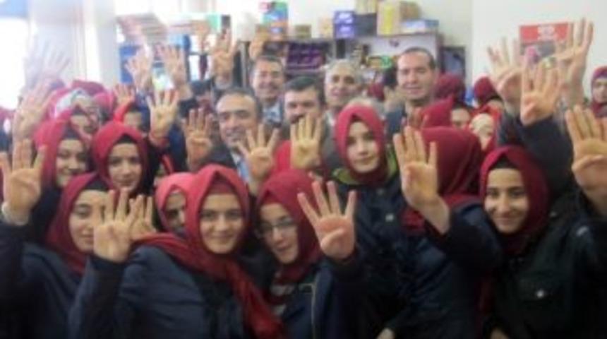 İmam Hatip &Ouml;ğrencileri, Ak Partili Cuma İ&ccedil;ten&rsquo;i Rabia Selamı İle Karşıladı