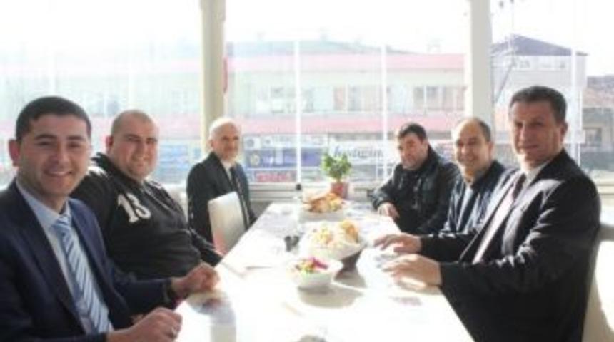 Zeynur &Ouml;zel&rsquo;den Gazetecilere Jest