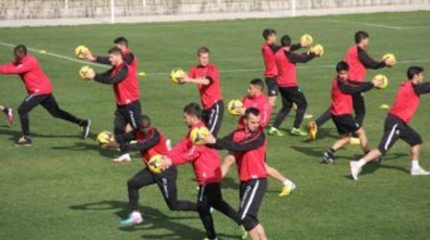 Karab&uuml;kspor&rsquo;da Kamp &Ccedil;alışmaları S&uuml;r&uuml;yor