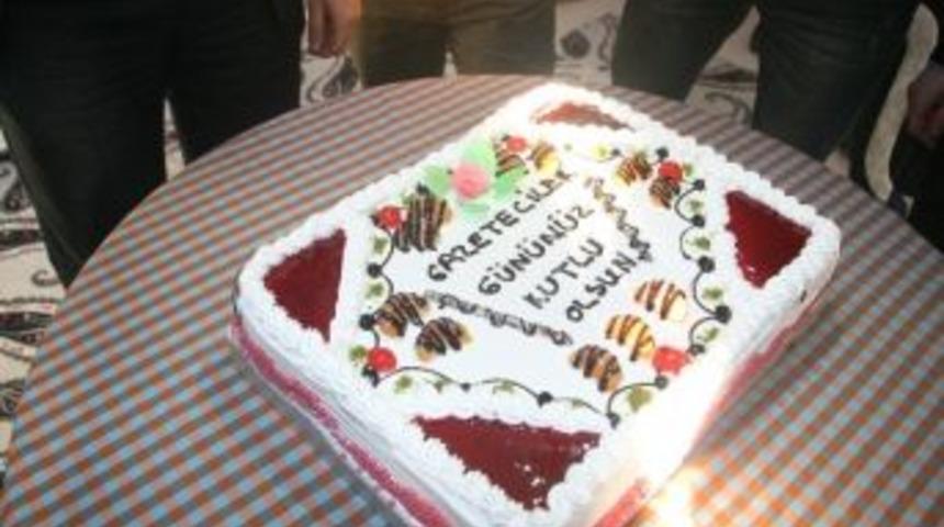 Kaymakam S&ouml;nmezay Gazetecilerle Pasta Kesti