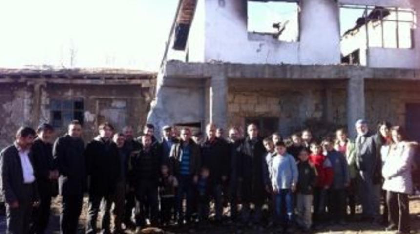 Keser İlk&ouml;ğretim Okulu &Ouml;ğrencilerinden Evi Yanan Aileye Yardım