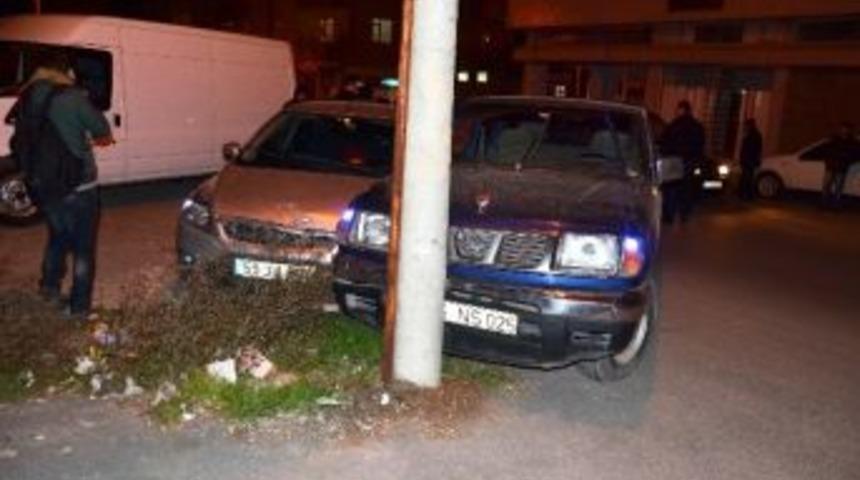 Kamyonetle Otomobil &Ccedil;arpıştı: 1 Yaralı