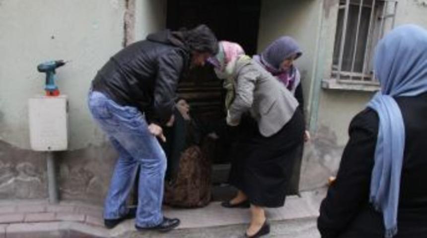 Yaşlı Kadın &Ccedil;&ouml;p Evden G&uuml;&ccedil;l&uuml;kle &Ccedil;ıkarıldı