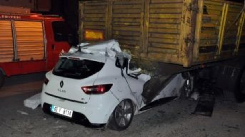 Konya'da Otomobil Tır'a &Ccedil;arptı: 1 &Ouml;l&uuml;