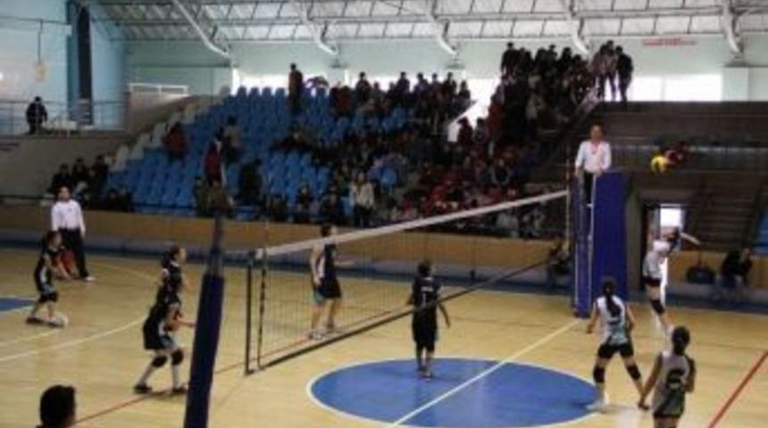Yıldız Kızlar Voleybol&rsquo;da Şampiyon 13 Şubat Ortaokulu