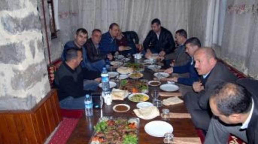 Başkan Bucak, Gazetecilerle Yemek Yedi