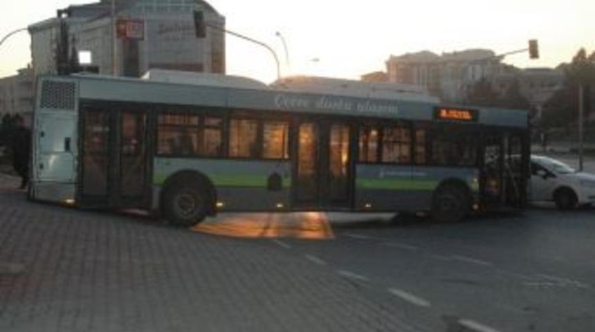Halk Otob&uuml;s&uuml; Eğimli Yolda Mahsur Kaldı