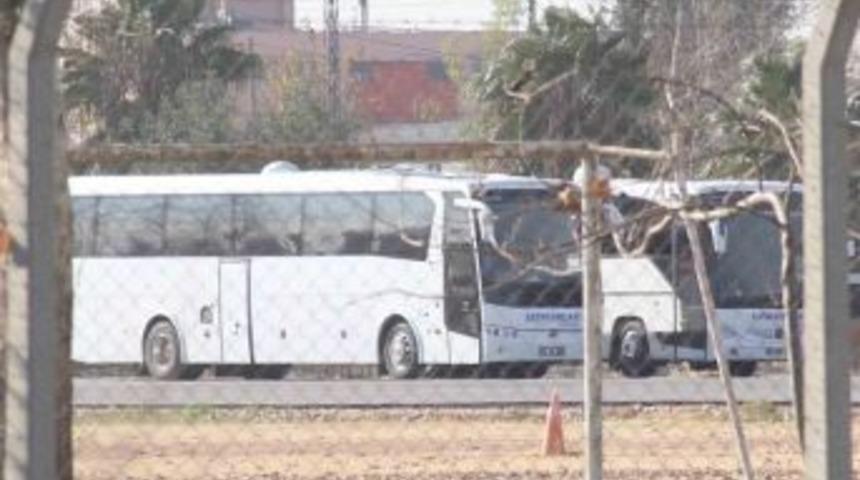 M&uuml;himmat İhbarı Yapılan Otob&uuml;sler, &Ouml;zel Harekat Şube M&uuml;d&uuml;rl&uuml;ğ&uuml;'nde Bekletiliyor