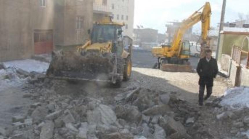Hakkari'de Donan İ&ccedil;me Suyu Şebekelerine M&uuml;dahale Edildi