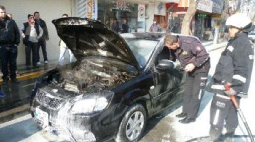 El Freni &Ccedil;ekik Aracını Kullanan S&uuml;r&uuml;c&uuml;n&uuml;n Otomobili Yandı