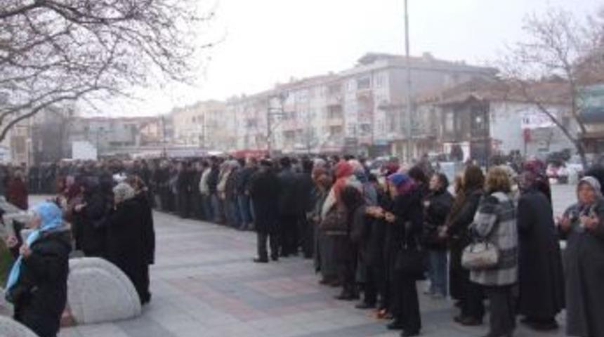 Vatandaşlar Şark&ouml;y Meydanı&rsquo;nda Yağmur Duası İ&ccedil;in Buluştu