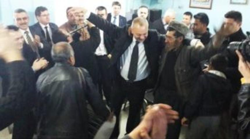 Erg&uuml;n Kırkağa&ccedil;&rsquo;ta Roman Vatandaşlarla G&ouml;bek Attı