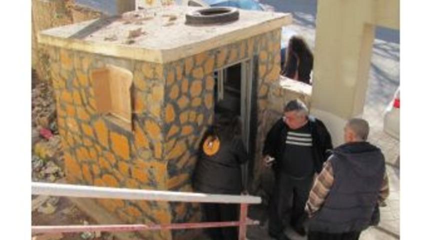 Cahide, Sokak K&ouml;peği İle Yavrularına Sahip &Ccedil;ıktı