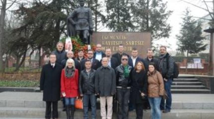 &Ccedil;orlu Gazeteciler Derneği &ldquo;10 Ocak &Ccedil;alışan Gazeteciler G&uuml;n&uuml;" Dolayısıyla Atat&uuml;rk Anıtı'na &Ccedil;elenk Sundu