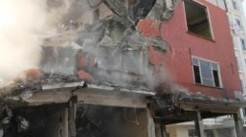 Van&rsquo;da Hasarlı Binaların Yıkım &Ccedil;alışmaları Devam Ediyor