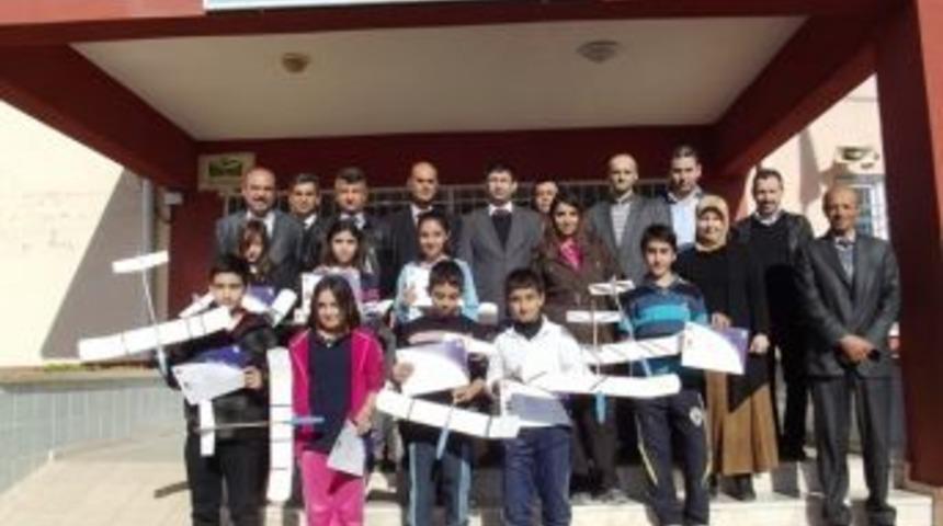 Model U&ccedil;ak Kursuna Katılan &Ouml;ğrencilere Belge