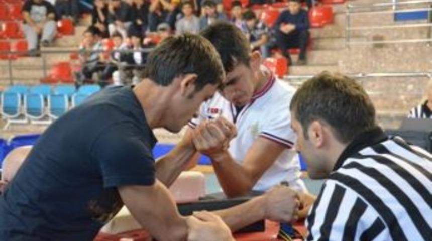 Bileklerini Konuşturdular