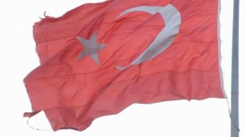 R&uuml;zgarın Yırttığı Bayrak Yenisiyle Değiştirildi