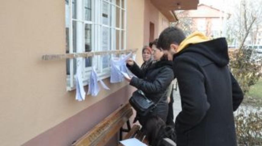 Se&ccedil;men Listeleri Muhtarlık Kapılarına Asıldı