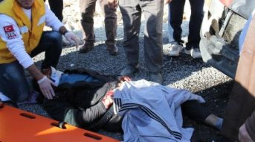 Minib&uuml;s Motosiklete &Ccedil;arptı: 2 Yaralı