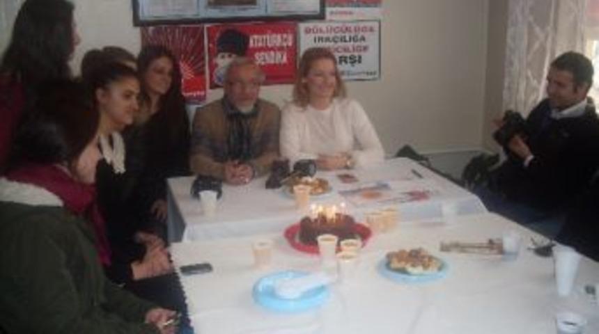 &Ccedil;alışan Gazeteciler İ&ccedil;in Pasta Kestiler