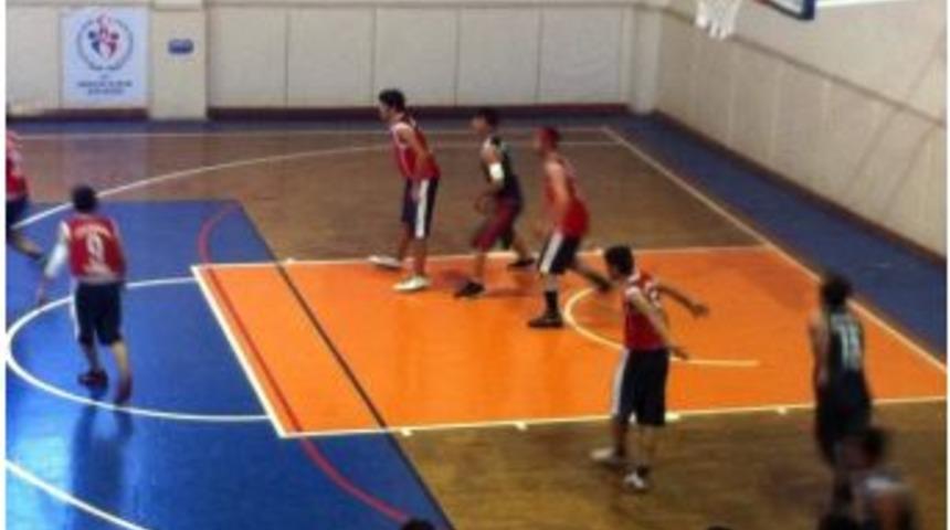 Basket Ma&ccedil;ında Sakatlanan &Ouml;ğrenci Hastaneye Kaldırıldı