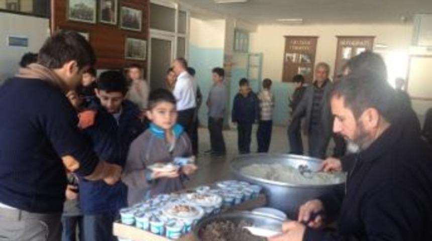 Erenler İmam Hatip Ortaokulunda Kandil Pilavı Dağıtıldı