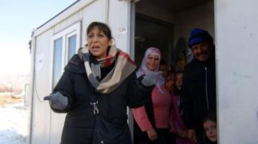 Tiyatro Ve Dizi Sanat&ccedil;ısı Melek Baykal Erciş&rsquo;te Kendi Elleriyle Yardım Dağıttı