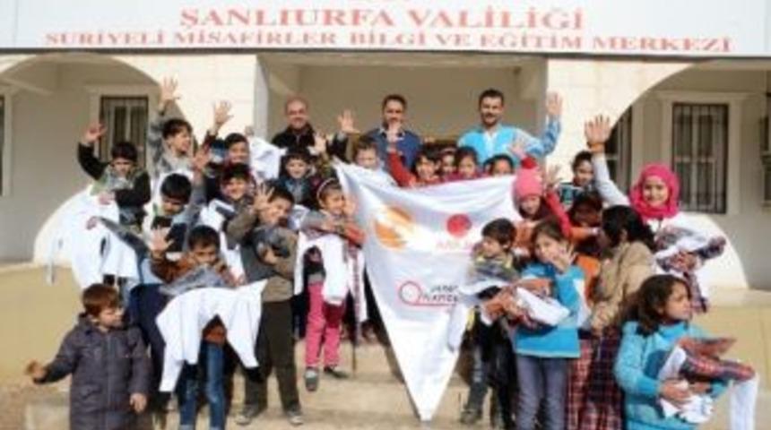 Hayata Destek Derneği, Şanlıurfa&rsquo;da Bin Suriyeli &Ouml;ğrenciye Kışlık Okul Kıyafeti Dağıttı