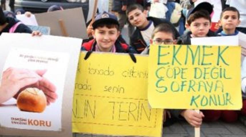 İzciler Ekmek İsrafına Dikkat &Ccedil;ekti