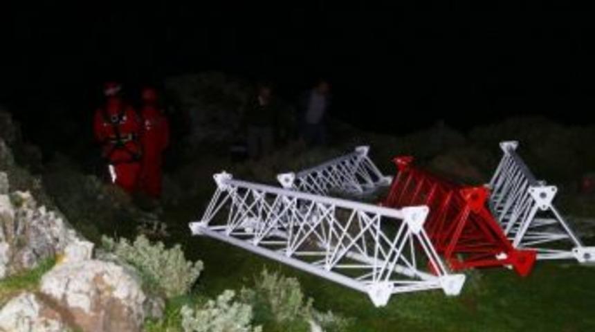 İş&ccedil;ilerin &Uuml;zerine Direk Devrildi: 1 &Ouml;l&uuml;, 1 Yaralı