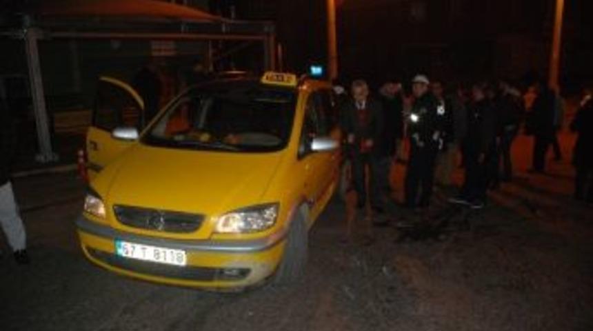 Motosiklet Otomobile &Ccedil;arptı: 2 Yaralı