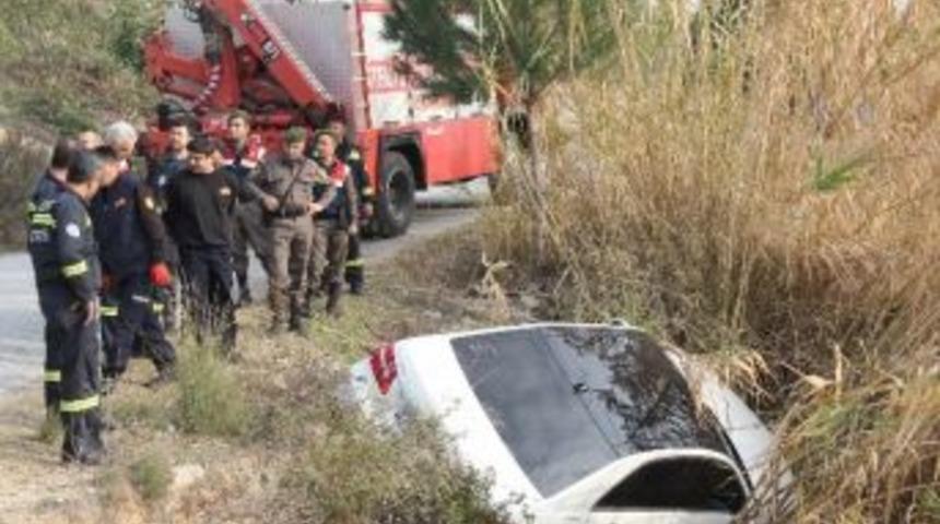 (&ouml;zel Haber) Kaza Yapan L&uuml;ks Otomobil Ağaca Bağlanarak Kurtarıldı