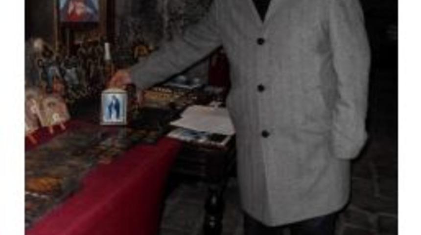 (&ouml;zel Haber) Kilisede Tek Başına Ayin Yapıyor