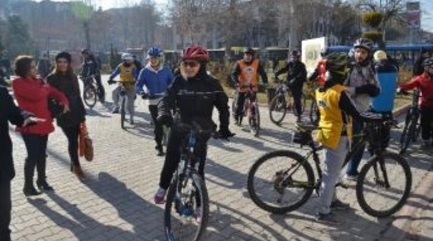 Hayvan Haklarına Dikkat &Ccedil;ekmek İ&ccedil;in Pedal &Ccedil;evirdiler