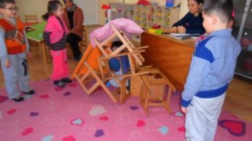 Ana Sınıfı &ouml;ğrencilerine Deprem tatbikatı