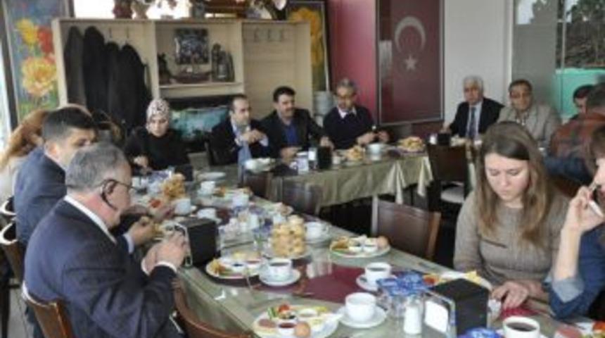 Ak Parti il&ccedil;e teşkilatı Basın &ccedil;alışanları ile kahvaltıda buluştu