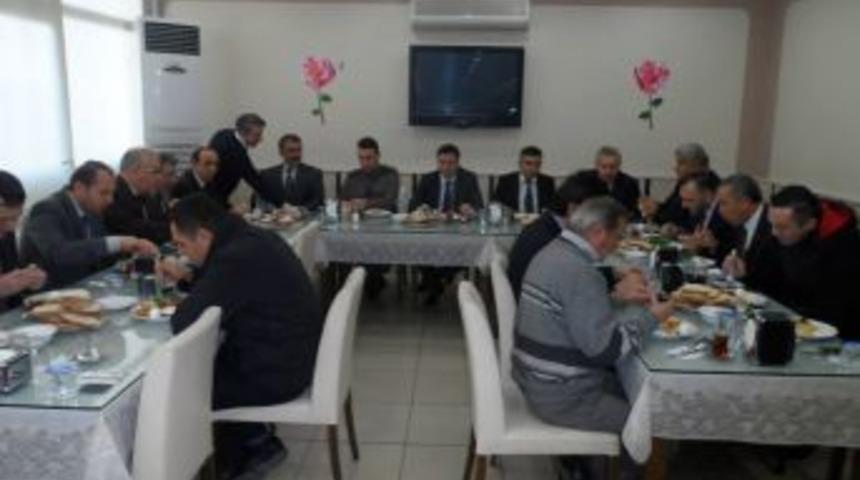 Kaymakam &Ccedil;alışan gazetecilere kahvaltı verdi