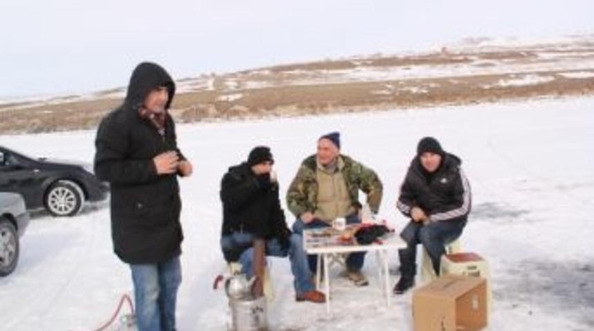 Buz Tutan &Ccedil;ıldır G&ouml;l&uuml; &Uuml;zerinde Otomobillerle Drift Yaptılar