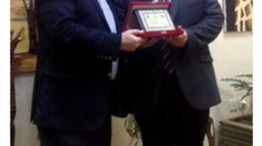 Telekom Teknik Elemanları Derneği&rsquo;nden B&uuml;y&uuml;kşehir Belediyesi Destek Hizmetleri Daire Başkanını Celal &Ouml;zs&ouml;yler&rsquo;e Plaket