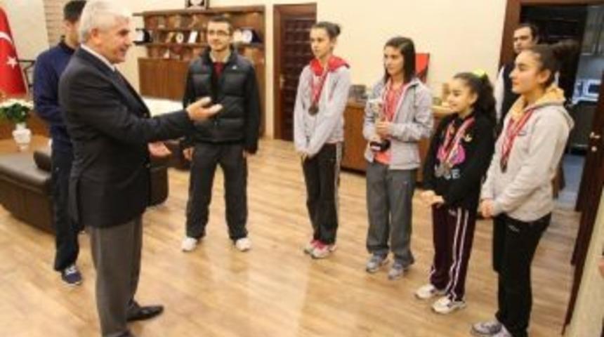 Başarılı Sporculardan Sakallı&rsquo;ya Ziyaret