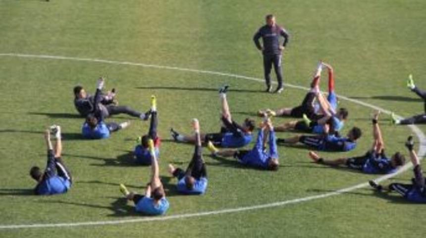 Maliye Bakanı Şimşek, Kardemir Karab&uuml;kspor'un Antrenmanını İzledi