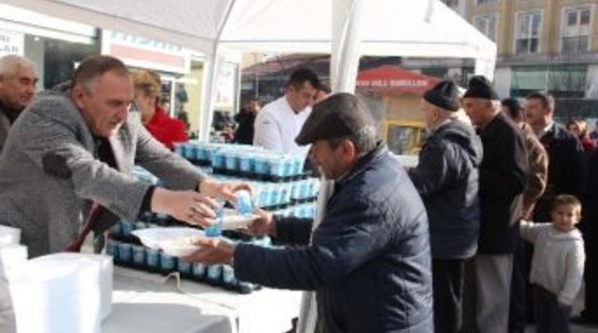 Başkan Yılmaz’dan Vatandaşa Kandil Pilavi