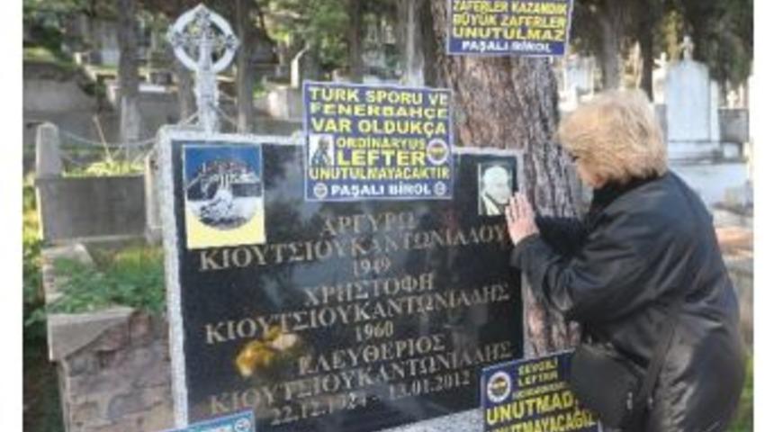 Lefter K&uuml;&ccedil;&uuml;kandonyadis Mezarı Başında Anıldı