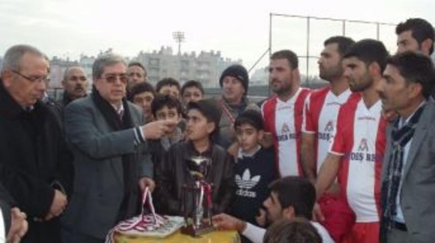 Şampiyon Merkez Yenik&ouml;yspor Kupasına Kavuştu