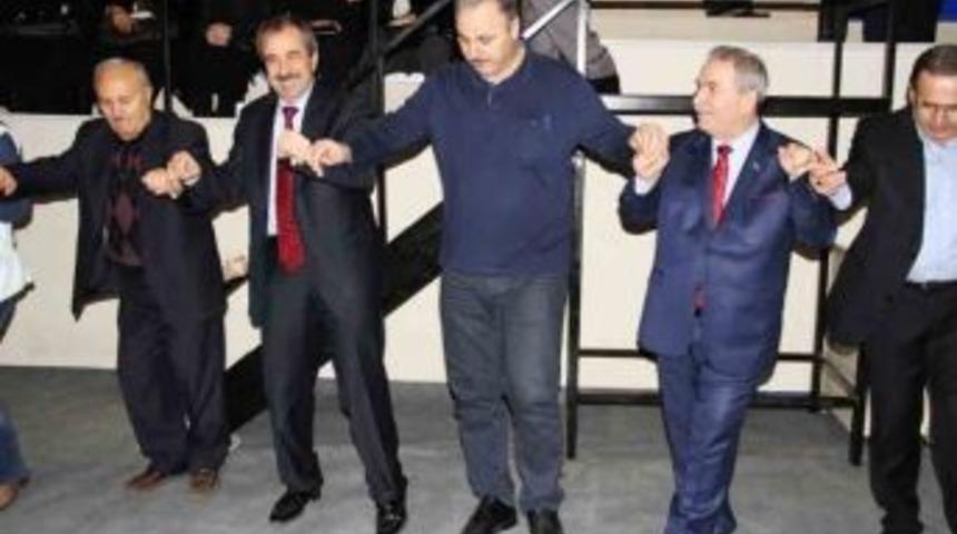 Artvinliler Gecesi'nde Başkanlar Halay &Ccedil;ekti
