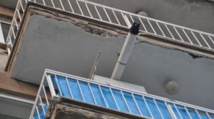 Binadan Beton Par&ccedil;aları D&uuml;şt&uuml;