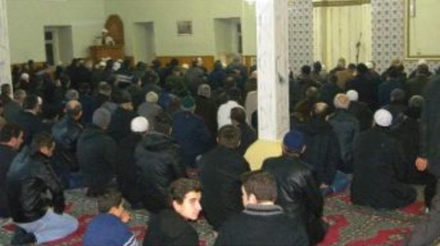 6 Asırlık Cami Mevlid Kandilinde Doldu Taştı