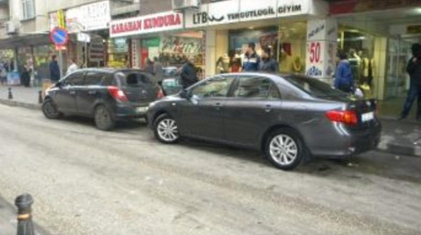Otob&uuml;s Duraklarına Park Edilen Otomobiller Bezdiriyor